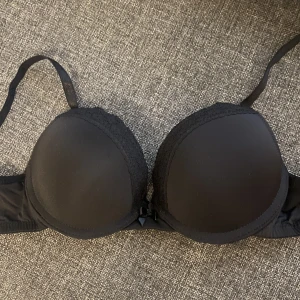 Helt ny svart bh stl 75A - Helt ny push-up bh, endast testat. Stl 75A