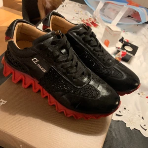 Christian louboutin loubishark - CHRISTIAN LOUBOUTIN Men's Loubishark Crystal Storlek 40, Använda cirka 2 månader Dustbag,låda med mera fås med