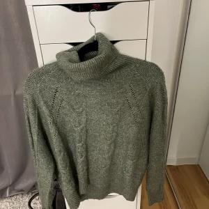 Stickad tröja.  - Superin stickad tröja knappt Andvänd! Pris alltid diskuterbart!