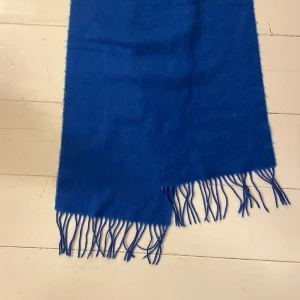 Klarblå halsduk - Jättesöt halsduk som aldrig är använd! 