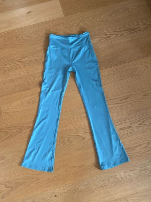 Helt oanvända yoga pants/ träningsbyxor  - Helt nya superfina mintgröna yogapants från primark. Sista bilden visar färgen bäst. Väldigt bra passform med tjockt band i midjan och stretchigt material. Tyvärr lite för små för mig!Sitter midwaist, och är långa i benen. (Köpt för 160kr)