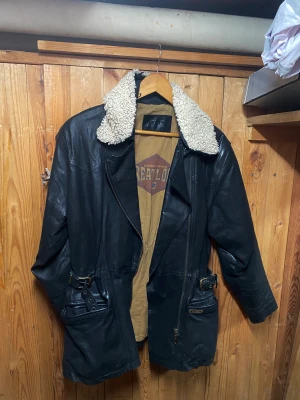 Vintage Hollies Jacka - Hej! Jag säljer denhär skinnjackan med otroligt fina detaljer på från märket ”Hollies”. Den är storlek M och varsamt använd. ”Ullet” runt kragen går att ta av!  Både jag och min kille har använt den, den är unisex modell!