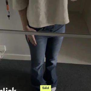 Mörkblå bootcut jeans - Jättefina bootcut jeans som jag tyvärr måste söka vidare då de var lite för stora ❤️ Midjemåttet är 40 Innerbenslängden är 84