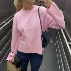 Stickad tröja  - Säljer nu min fina stickade tröja från &other stories som är helt slutsåld! Den är nästan helt oanvänd och i storlek S men jag skulle säga att den är mer som en S/M (lånade bilder) 💕