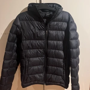 Peak Performance Vinterjacka - Hej, Säljer nu min peak performance jacka då den inte kommer till nytta längre. Skicket är fint då den bara användes ett fåtal gånger. Skick: 9/10 Köpt för: 2699kr Pris kan diskuteras