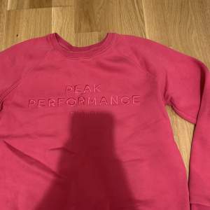 Rosa sweatshirt från peak performance i mycket fint skick bortsett från en liten defekt i baksidan av högerarmen (se bild 2)💕