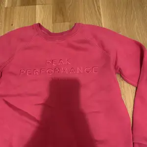 Rosa sweatshirt från peak performance i mycket fint skick bortsett från en liten defekt i baksidan av högerarmen (se bild 2)💕
