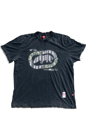 Eckō UNLTD T-Shirt - Svart och camo T-Shirt från Ecko UNLTD. Bra skick i storlek L. Ställ gärna frågor!😊