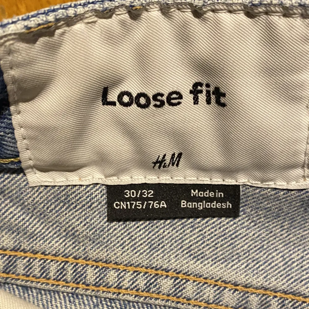 Säljer mina loose fiy jeans då jag inte har användning för dem, toppen skick, skriv vid funderingar!. Jeans & Byxor.