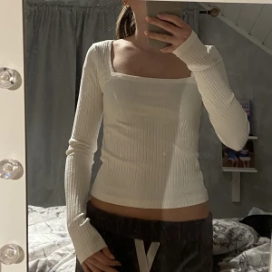 Topp från zara  - Slutsåld långärmad topp från zara! Toppen är oanvänd och har inga defekter.