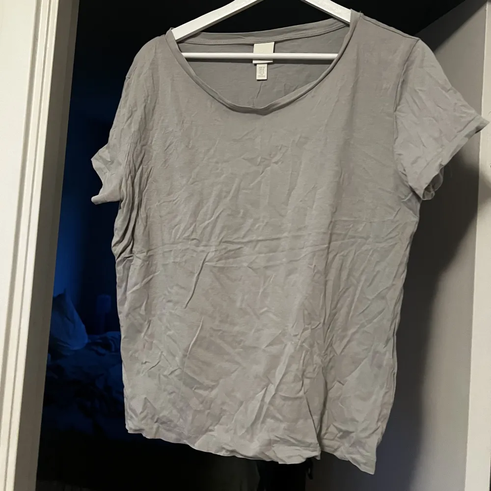 En grå/beige tshirt ifrån H&M i storlek M. Den är i använt skick men inga hål ele fläckar. ❤️  100% bomull🫶🏻. T-shirts.