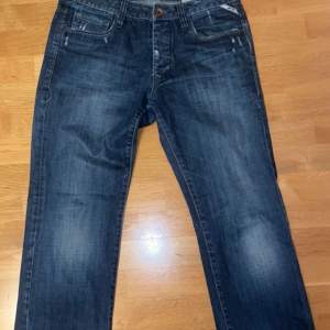 Säljer dessa riktig schyssta jack and jones jeans som är perfekt till vintern dom sitter lite slim/straight. Pris kan diskuteras vid snabb affär, skriv vid frågor.