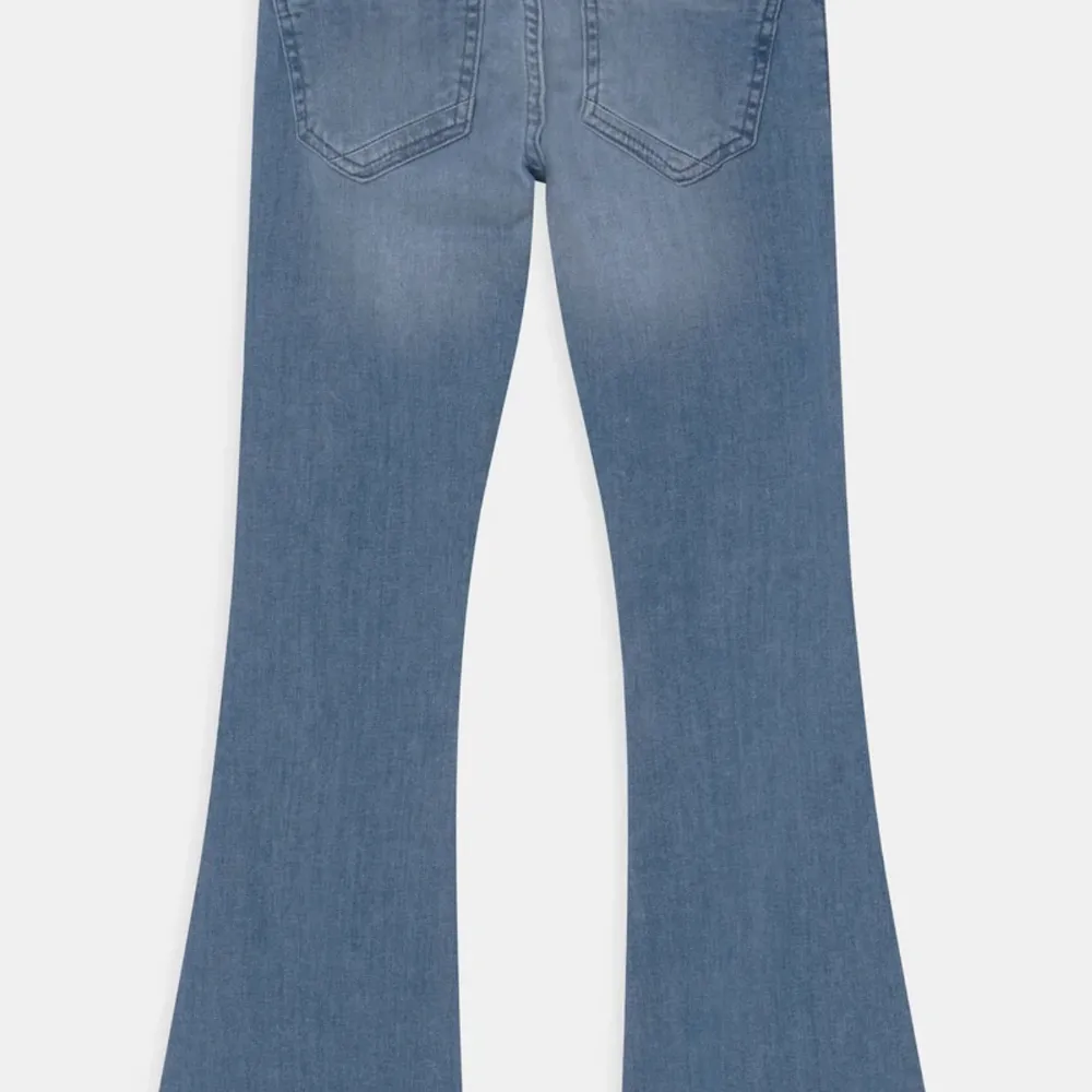 Skit snygga utsvängda lowwaist jeans från cars strl 164🥰slutsålda på hemsidan!. Jeans & Byxor.