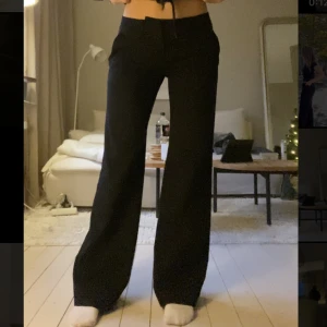 Alobha Kostymbyxor XS - Obs! Uppsydda, jag är 169, väldigt fin uppläggning utan söm (se bild) Säljer mina Alobha kostymbyxor i XS då jag har valt en annan storlek att behålla. Köpta för några veckor sedan