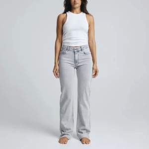 Ett par helt nya gråa Mid wide 950 jeans från Bikbok som tyvärr var lite för stor då de är ganska stretchiga💓 pris går att diskutera