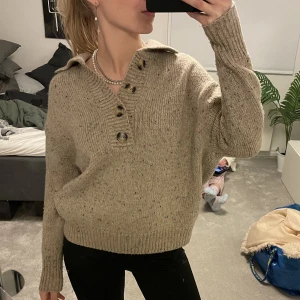 Stickad tröja - En trendig stickad tröja från Zara! Bra skick. Pris kan diskuteras❣️