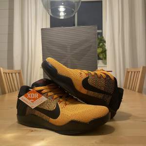 Hej,jag säljer mina Kobe 11 Bruce lee då dom är för stor för mig! Skriv om ni har några funderingar! Priset är ej hugget i sten! Nypris ca:10’000 mitt pris 3199kr då äktheten är lite osäker! Köpta på stockx 