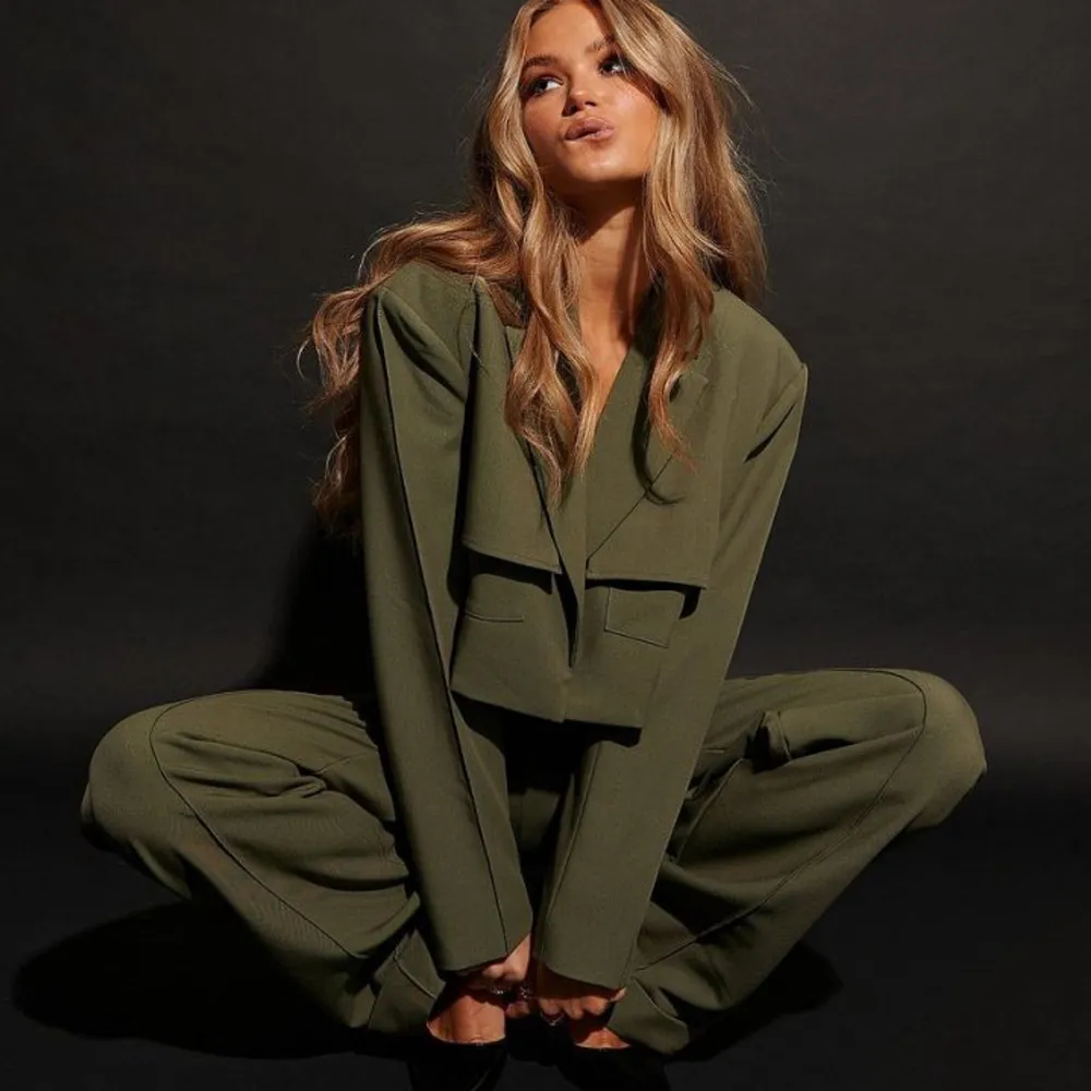 Säljer mitt gröna set från Hanna Schönberg x NA-KD.  Både kavajen och byxorna är i storlek 32 och passar mig som har XS💚💚. Kostymer.
