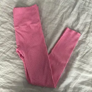 Jättefina rosa ribbade Träningstights från Bikbok. Den är i fint skick men säljer då dem är något kort på mig som är 1,64 med långa ben✨
