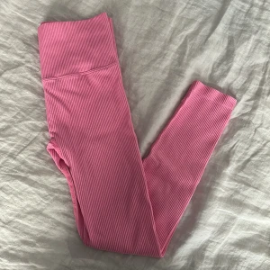 Ribbade Träningstights  - Jättefina rosa ribbade Träningstights från Bikbok. Den är i fint skick men säljer då dem är något kort på mig som är 1,64 med långa ben✨