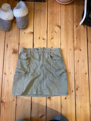 söt ginakjol - Kjol från Gina tricot i bra skick, jeanskjol