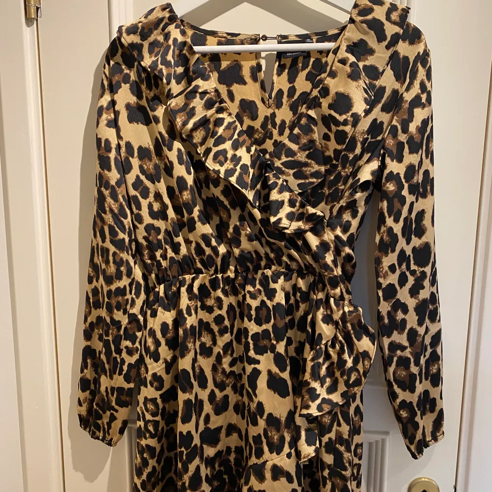 Leopardmönstrad festklänning i siden från Sofie Schnoor. Använd 1 gång ( inga defekter). . Klänningar.