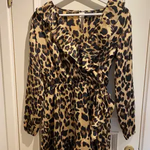 Leopardmönstrad festklänning i siden från Sofie Schnoor. Använd 1 gång ( inga defekter). 