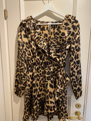 Klänning från Sofie Schnoor  - Leopardmönstrad festklänning i siden från Sofie Schnoor. Använd 1 gång ( inga defekter). 