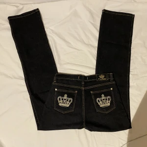 Victoria beckham - Victoria Beckham jeans. Flare/straight leg Mått: midja 36cm. Total längd: 109 cm. Lår: 27cm. Benöppning: 21,5cm