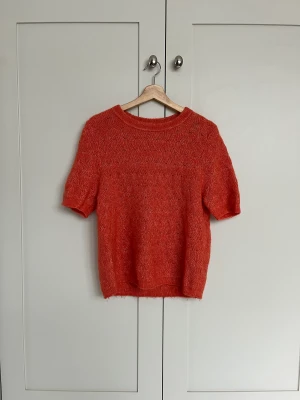 Mohair tröja - Stickad kortärmad tröja i mohairblandning. Storlek L men jag brukar ha xs. sista bilden visar färgen bäst!