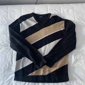 stickad tröja - en tätstickad tröja som är varm och sticks inte, perfekt nu till vintern⭐️fint skick!