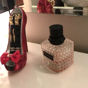 Så fint smyckesförvar  - Så fint smyckesförvar. 👠👠👠👠👠 Diamanten fram är avriven men den kommer med då man lätt kan limma på den med lösnagellim. 💞🌟 
