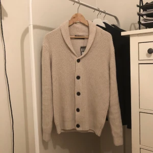 Stickad cardigan  - Säljer denna stickade cardigan i storlek S. Superfint skick! Hör av er vid eventuella frågor!