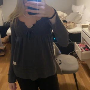 Blus från Odd Molly - Jättefin blus från Odd Molly med rosett. Står ingen storlek men passar mig som har S.