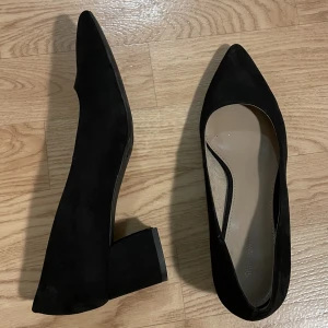 Snygga klackar i svart mocka storlek 39 - Supersnygga klackar i svart mocka. Köpta på Vinted men ser så gott som nya ut! Står storlek 39 men skulle snarare säga strl 40 då de är lite stora för mig! 😊