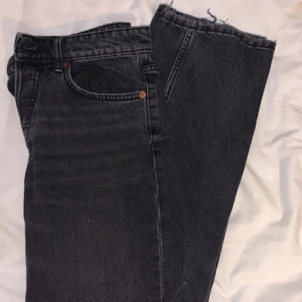 Säljer mina midrise jeans från zara då de är för små för mig, skulle säga att de är lite mindre i storleken då jag vanligtvis har 38/40 och dessa är 38. Välj ej köp nu då den inte funkar för mig!. Jeans & Byxor.