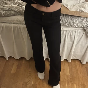 lågmidjade bootcut jeans från h&m - jättefina och sköna men kommer inte till användning tyvärr 🩷