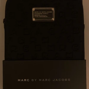 Marc Jacobs Datorfodral  - Marc by Marc Jacobs datorfodral. Toppskick och aldrig använt utav mig. Använd gärna köp nu! 