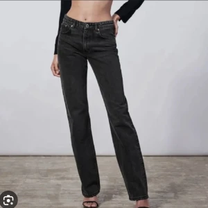 Svarta Zara jeans - Säljer dessa svarta jeansen från zara då dom inte längre kommer till användning😻använda ett par gånger bara så de är i ett bra skick, storlek 34/S💕