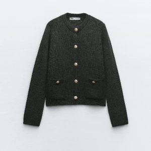 Kofta - Säljer denna fina koftan med guldiga knappar, den är helt ny och endast testad(lappen sitter fof på) säljer pågrund av att den va för liten för mig. 