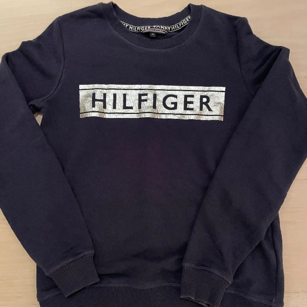 Säljer denna snygga tröja från Tommy Hilfiger. Den är mörkblå och så skön men behöver sälja pågrund av att den är förliten i armarna😫. Tröjan är i storlek Xs, köpte för 500kr🩷. Hoodies.