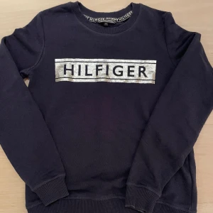 Tommy hilfiger tröja - Säljer denna snygga tröja från Tommy Hilfiger. Den är mörkblå och så skön men behöver sälja pågrund av att den är förliten i armarna😫. Tröjan är i storlek Xs, köpte för 500kr🩷