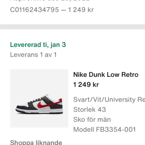 Nike dunks svart/röd 43 - Snygga dunks köpta från nikes hemsida. Skick 8/10 lite creasade och lite brunt på skosnöret, dm för bild eller frågor