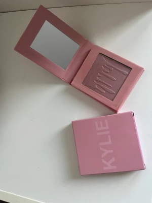 Highligther - Kylie highligther Strawberry shortcake. Ej äkta. 50 kr