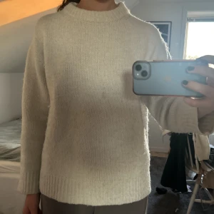 Vit stickad  - Jättesöt stickad tröja, lite kort på mig som är ca 175❤️köpt på zara för typ två år sen