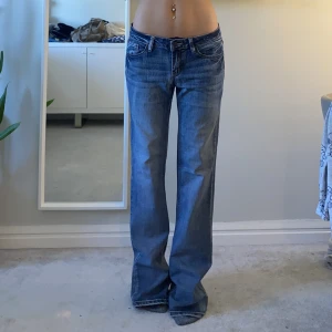 Lågmidjade bootcut jeans - Lågmidjade bootcut jeans i storlek 38. Midjemått: 84cm innerbensmått: 84 cm. Jag är ca 167cm. 