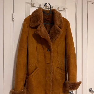 Amoress jacka/kappa  - En fantastiskt lyxig och varm äkta läderkappa fodrad med äkta ullpäls i hela jackan (även ärmarna). Kommer från Amoress i Stockholm. Köpt för 7400kr (se prislapp). Något större i storleken. Har aldrig tvättats. Mycket bra skick (nästintill ny). 