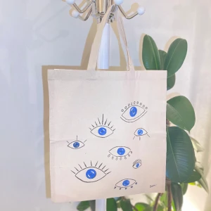 Tygkasse  - Tygkasse med en snygg design 🎨  140 kr. Stl 38x 42cm  Ljusnatur 