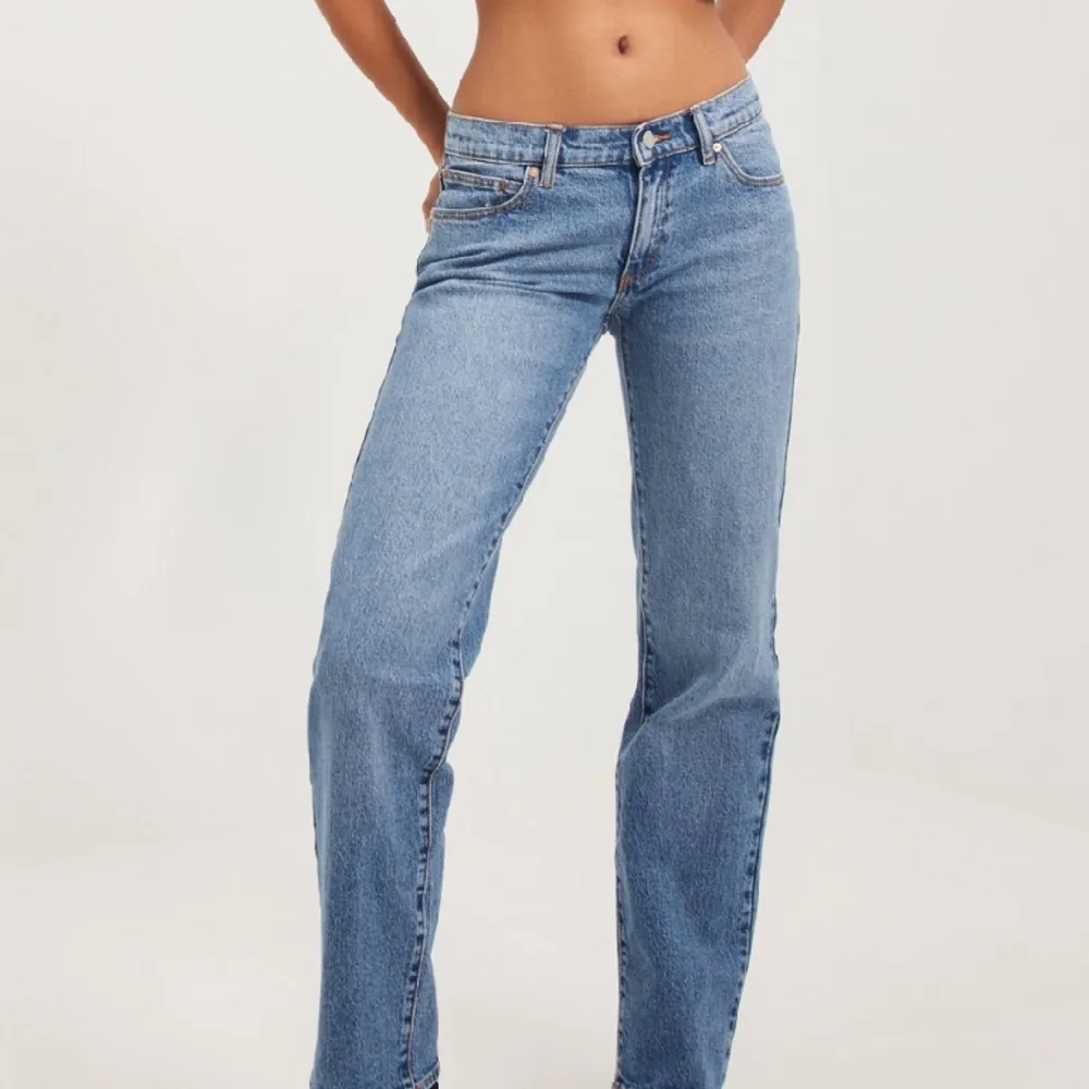 Säljer dessa skit snygga ljusblå låg midjade jeansen från abrand. De är i bra skick och har inga defekter mer än en pytteliten slitning i backfickan, som knappt syns. Säljer då de inte längre passar.   Köptes för 999kr så säljer för halva priset. . Jeans & Byxor.