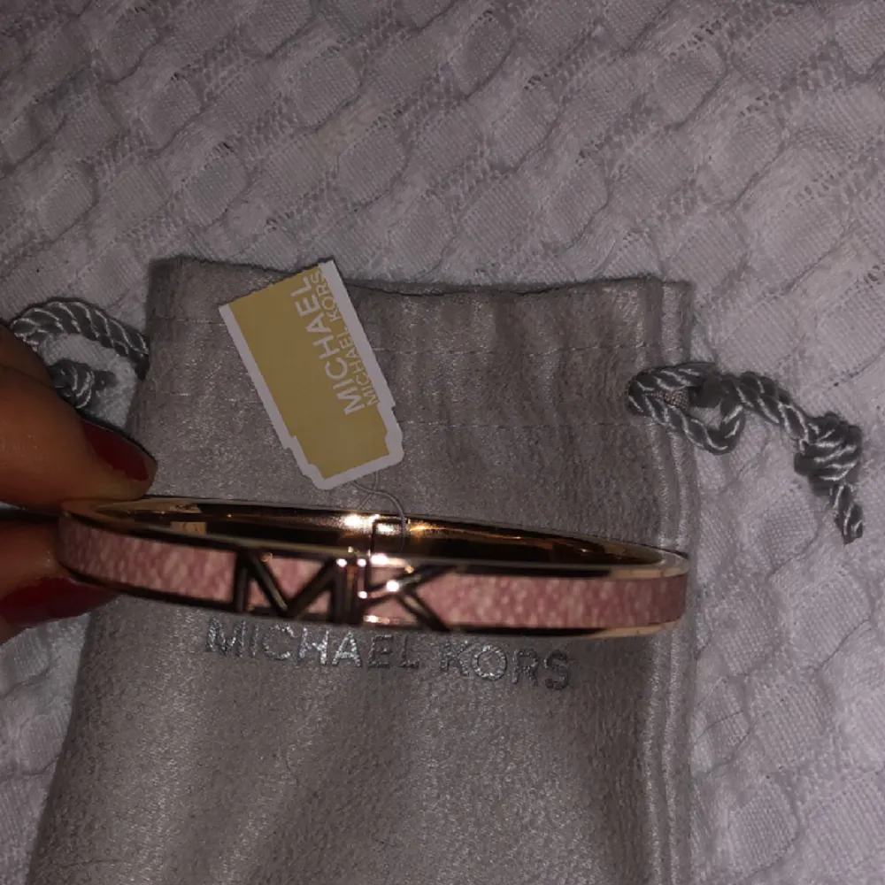 Ett rose Michael kors armband i roseguld, rosa helt oanvänd. Inköpt för 1.100kr kommer med en box och en påse.. Övrigt.